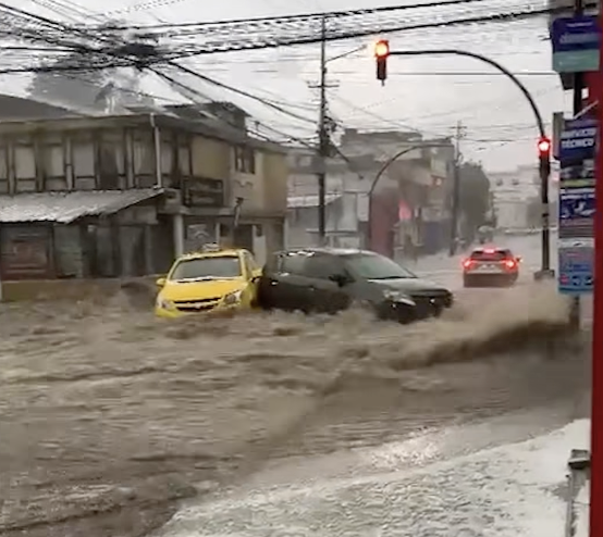 Granizo y agua acumulada colapsaron varias vías del centro-norte de Quito