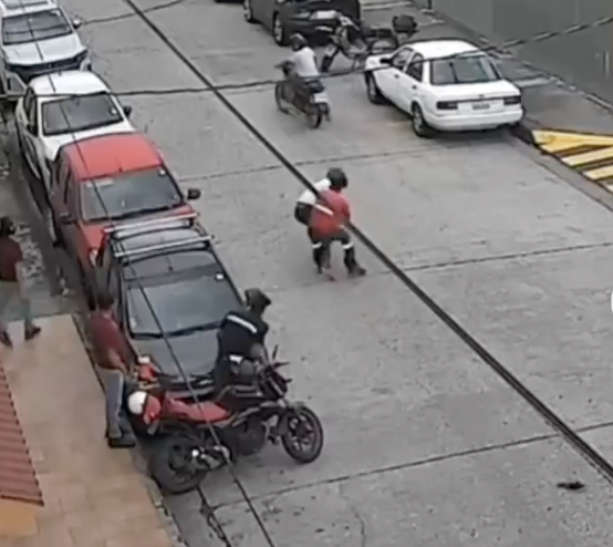 Cámara registró cómo un ciudadano enfrentó a un presunto asaltante en Guayaquil