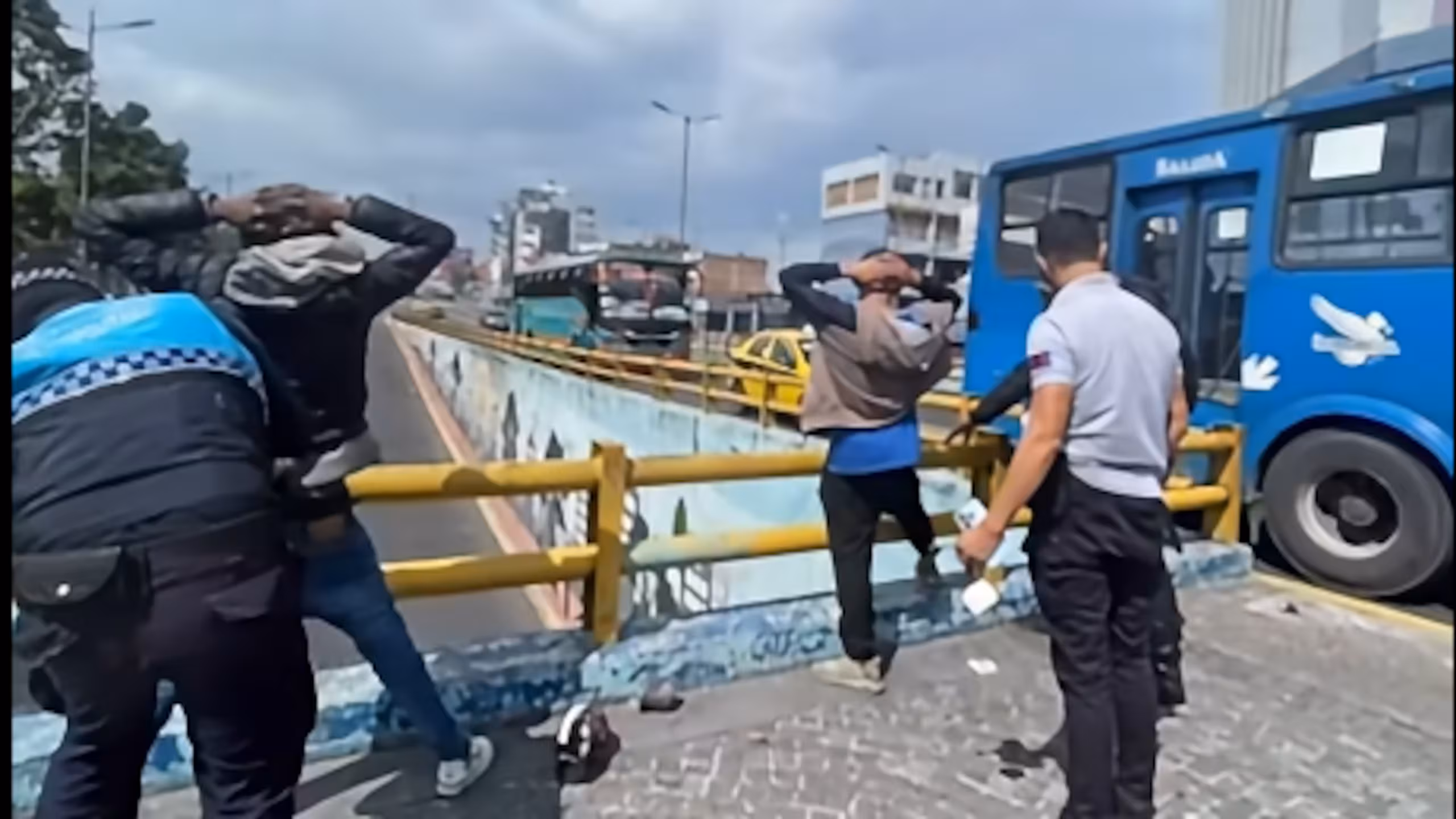 Pasajeros pidieron ayuda tras ser amenazados en un bus de la avenida América