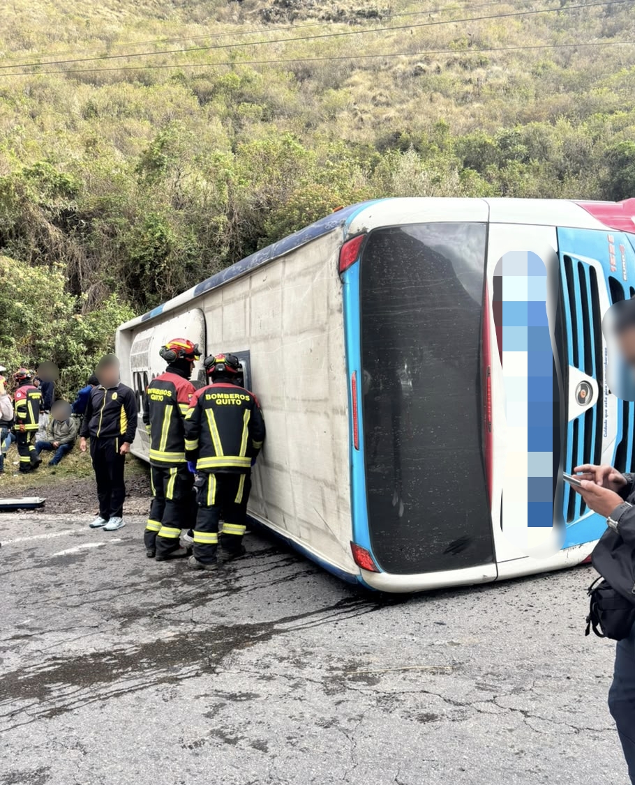 Once personas recibieron atención tras el volcamiento de un bus en Papallacta
